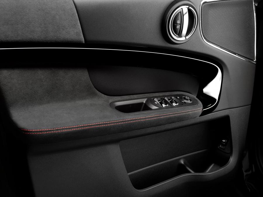 Детали интерьера Mini John Cooper Works Countryman 2017 года  (WW) (фото 8 из 53)
